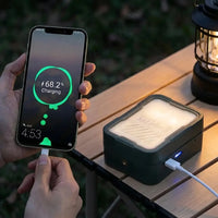 Boîtier de recharge LAMPORA utilisé en batterie externe pour recharger un téléphone en camping