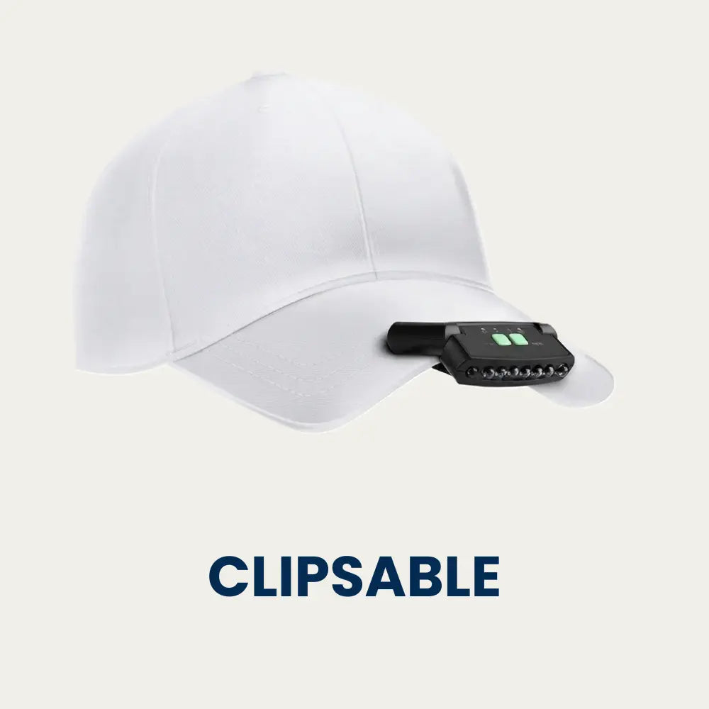 Lampe frontale LAMPORA clipsée sur la visière d'une casquette blanche