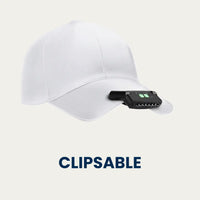 Lampe frontale LAMPORA clipsée sur la visière d'une casquette blanche