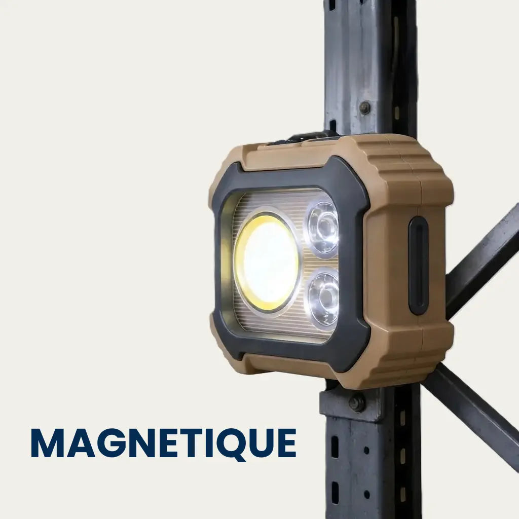 Lampe frontale allumée, fixée par aimant sur un montant métallique