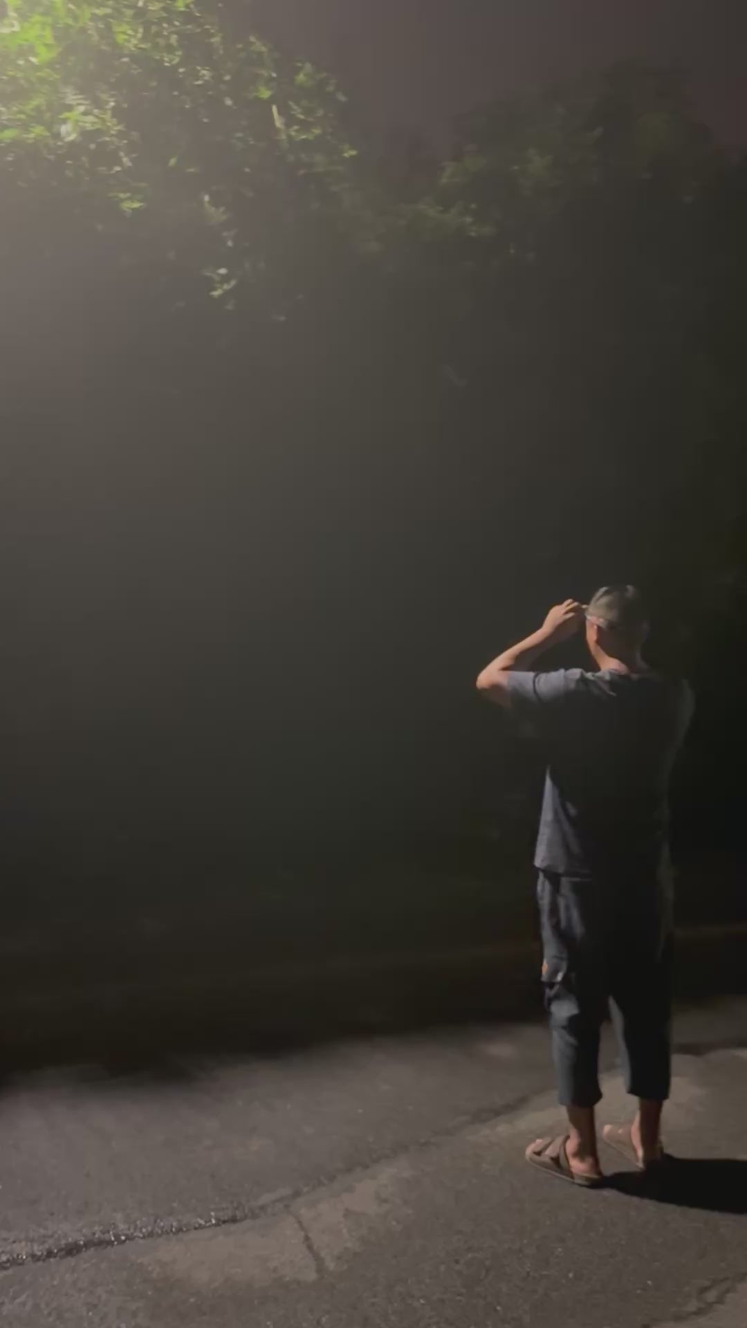 Lampe frontale magnétique portée sur la tête, éclairant une route de nuit