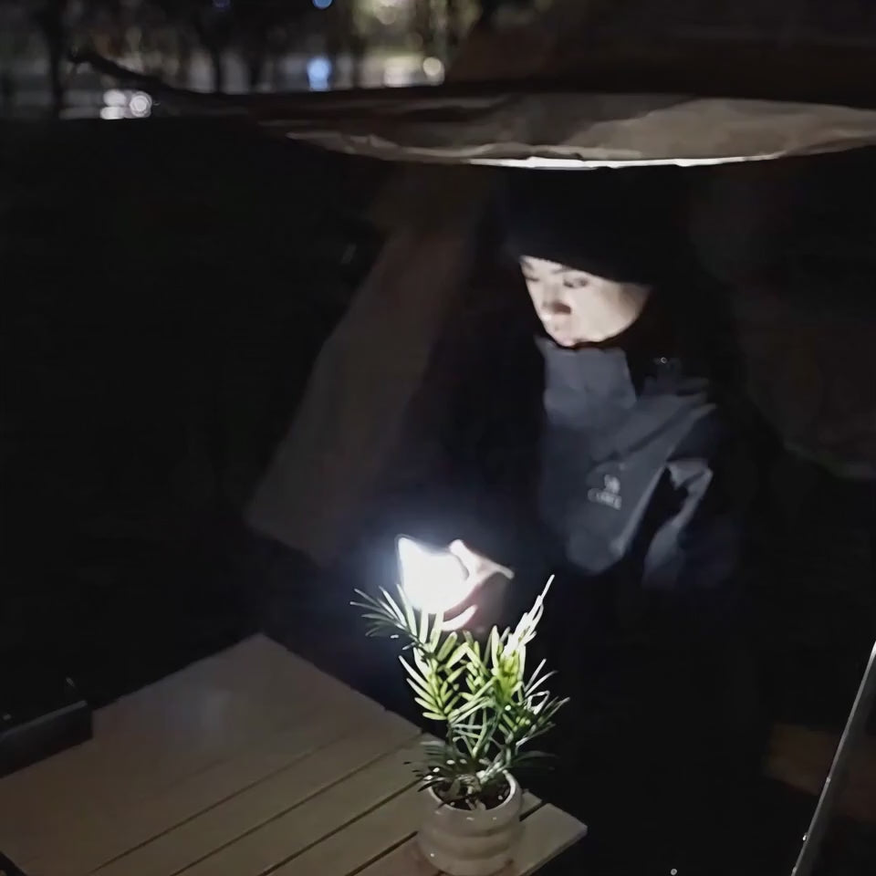 Lampe frontale utilisée en lanterne, sous un capot et en tente