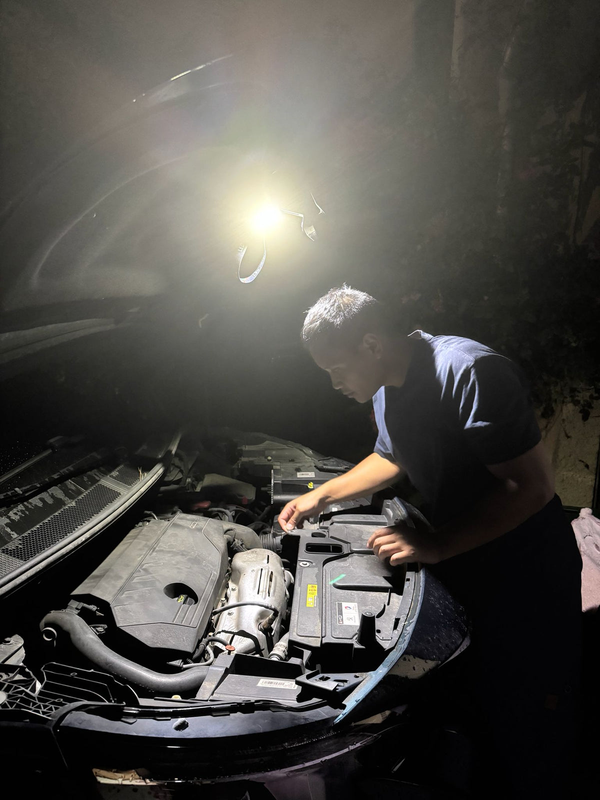 Lampe frontale magnétique fixée sur une voiture pour éclairer une intervention de nuit