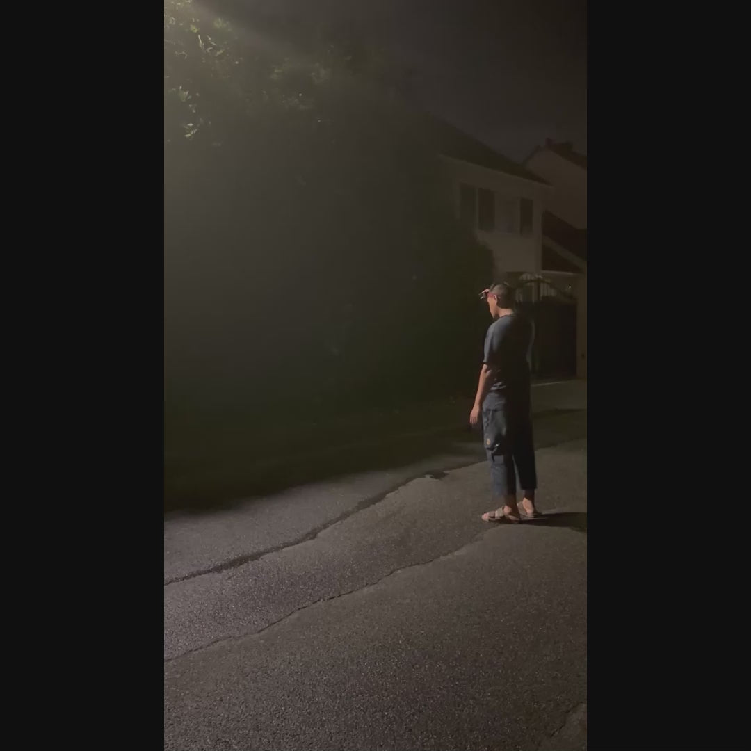 Lampe frontale rechargeable 5 LED portée de nuit, éclairant une rue et une haie
