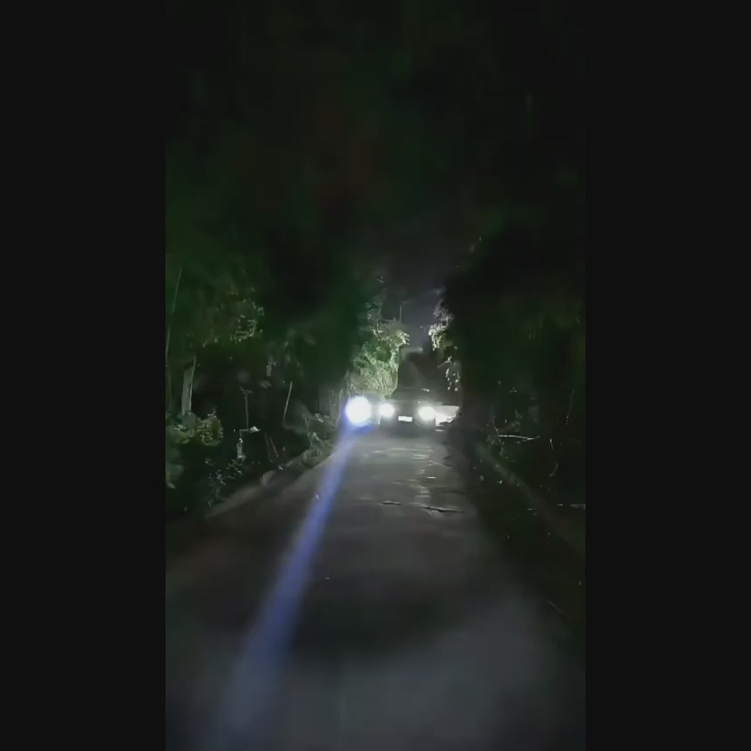 Lampe frontale LAMPORA éclairant un chemin de nuit