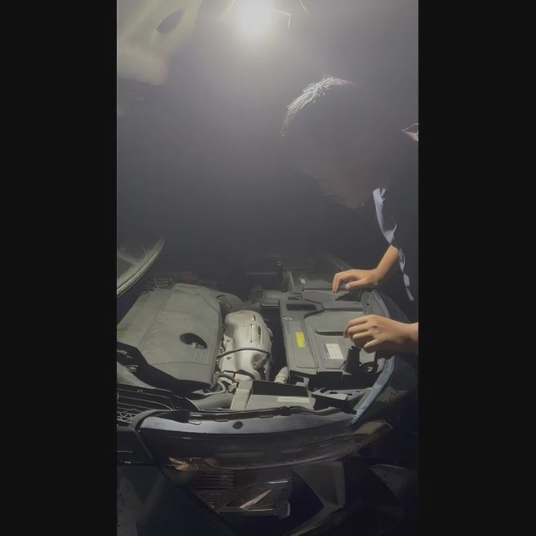 Lampe frontale magnétique fixée sur une voiture pour éclairer une intervention de nuit