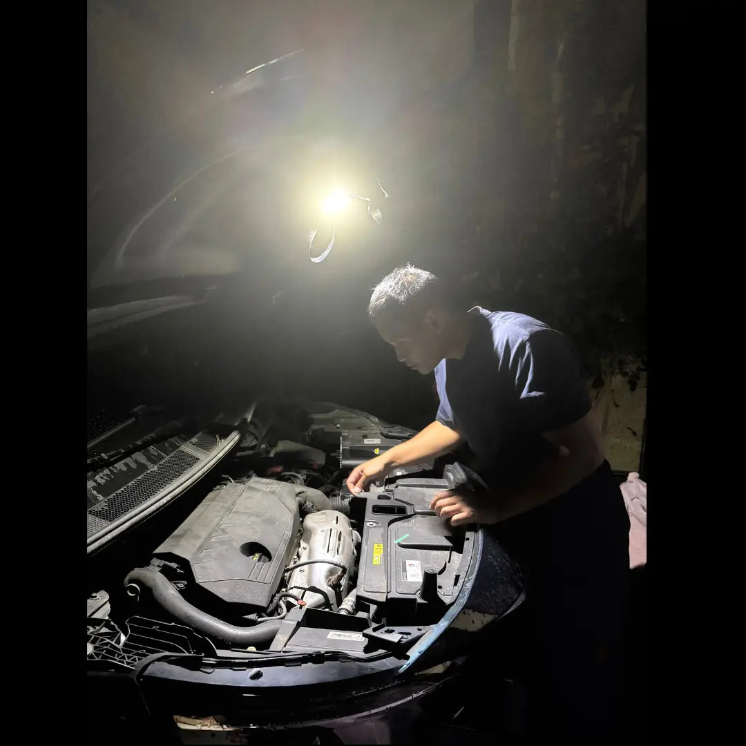 Lampe frontale magnétique fixée sur une voiture pour éclairer une intervention de nuit